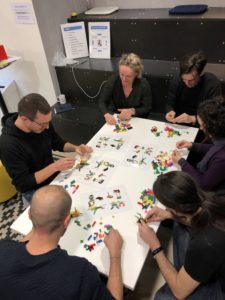gioco I kit di mattoncini LEGO SERIOUS PLAY con la loro presenza e aiutano la facilitazione del lavoro di gruppo.