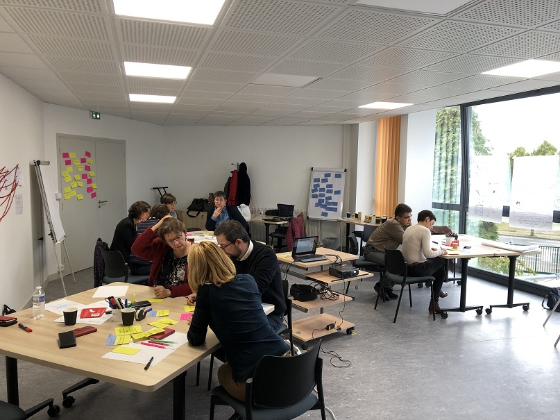 Workshop Playnbe di co-creazione per generare idee con il team Persone suddivise in gruppi durante un workshop Playnbe di co-creazione