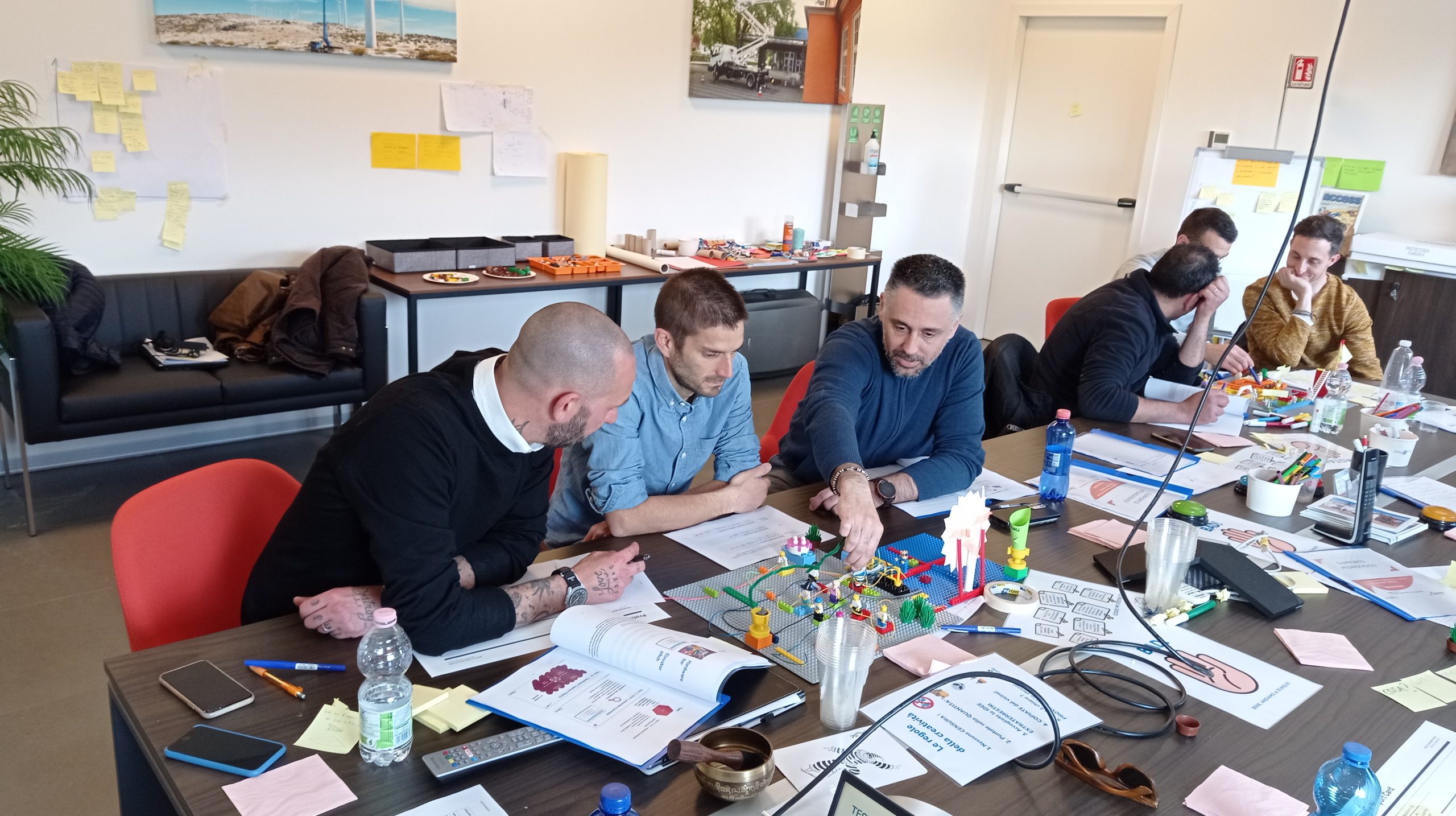 Facilitazione aziendale con metodologia LEGO® per la trasformazione culturale Team di professionisti lavora con LEGO per rappresentare idee e processi