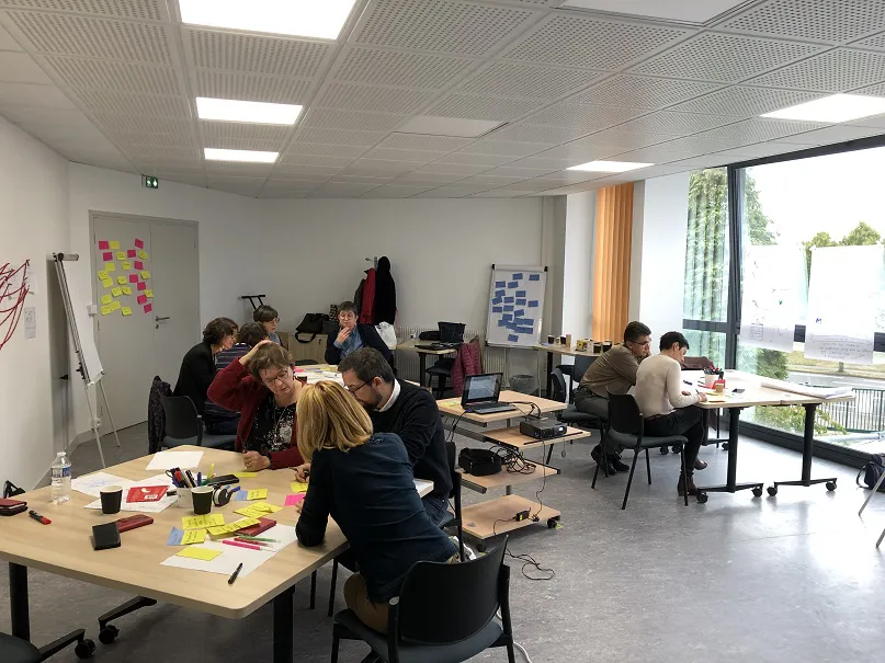 Sessione di co-design per sviluppare soluzioni partecipate nei team aziendali. Sessione di co-design per sviluppare soluzioni partecipate nei team aziendali.