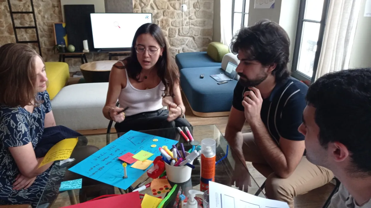 Giovani talenti ideano soluzioni insieme in un contesto collaborativo durante un workshop Playnbe. Giovani talenti ideano soluzioni insieme in un contesto collaborativo durante un workshop Playnbe.